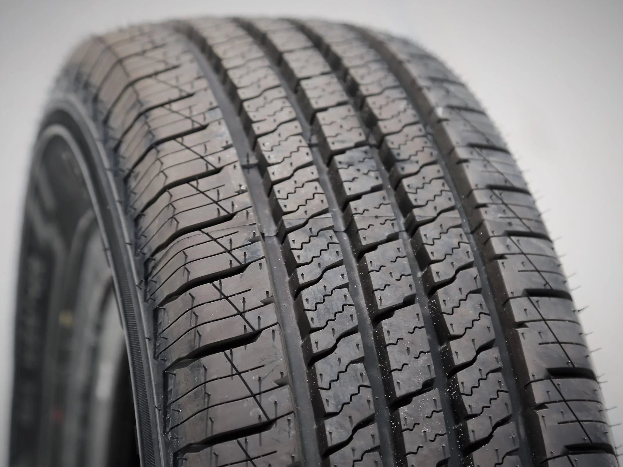 All Landgolden Season LGT67 275/60R20 114T Tire H/T H/T