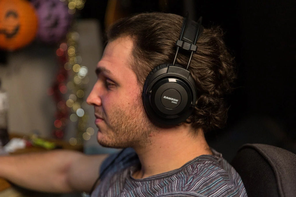 Samson SR880 Closed-Back Headphones Studio