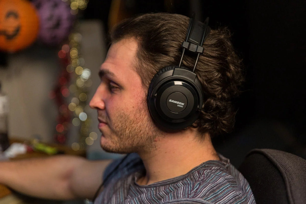 Samson SR880 Closed-Back Headphones Studio
