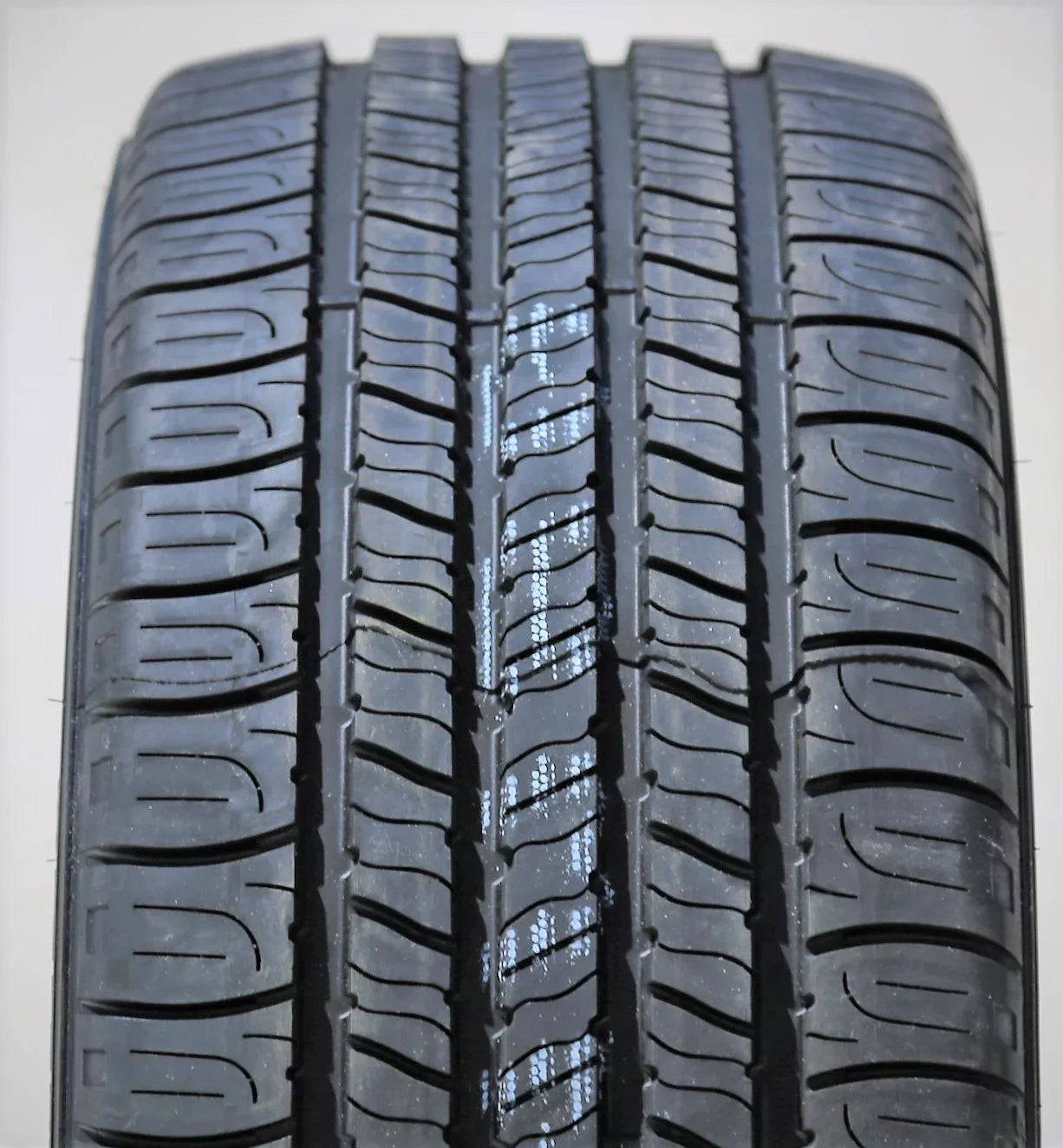 Fusion XLE, 2012 (FOUR) SEL 91V Fits: All All-Season Goodyear Assurance 225/45R18 Tires A/S 4 2008-12 Ford Set Season of Camry Toyota